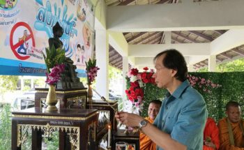 ทำบุญตักบาตร และรดน้ำขอพรท่านผู้อำนวยการเนื่องในวันสงกรานต์ 2561