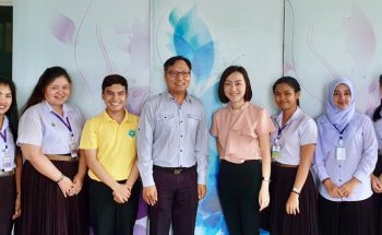 ผู้ช่วยรองผู้อำนวยการด้านการแพทย์ พร้อมด้วยศูนย์วิจัย ภารกิจด้านวิชาการและการแพทย์ รพ.โรคผิวหนังเขตร้อนภาคใต้ จังหวัดตรัง ต้อนรับผศ. ดร.พฤทฐิภร ศุภพล